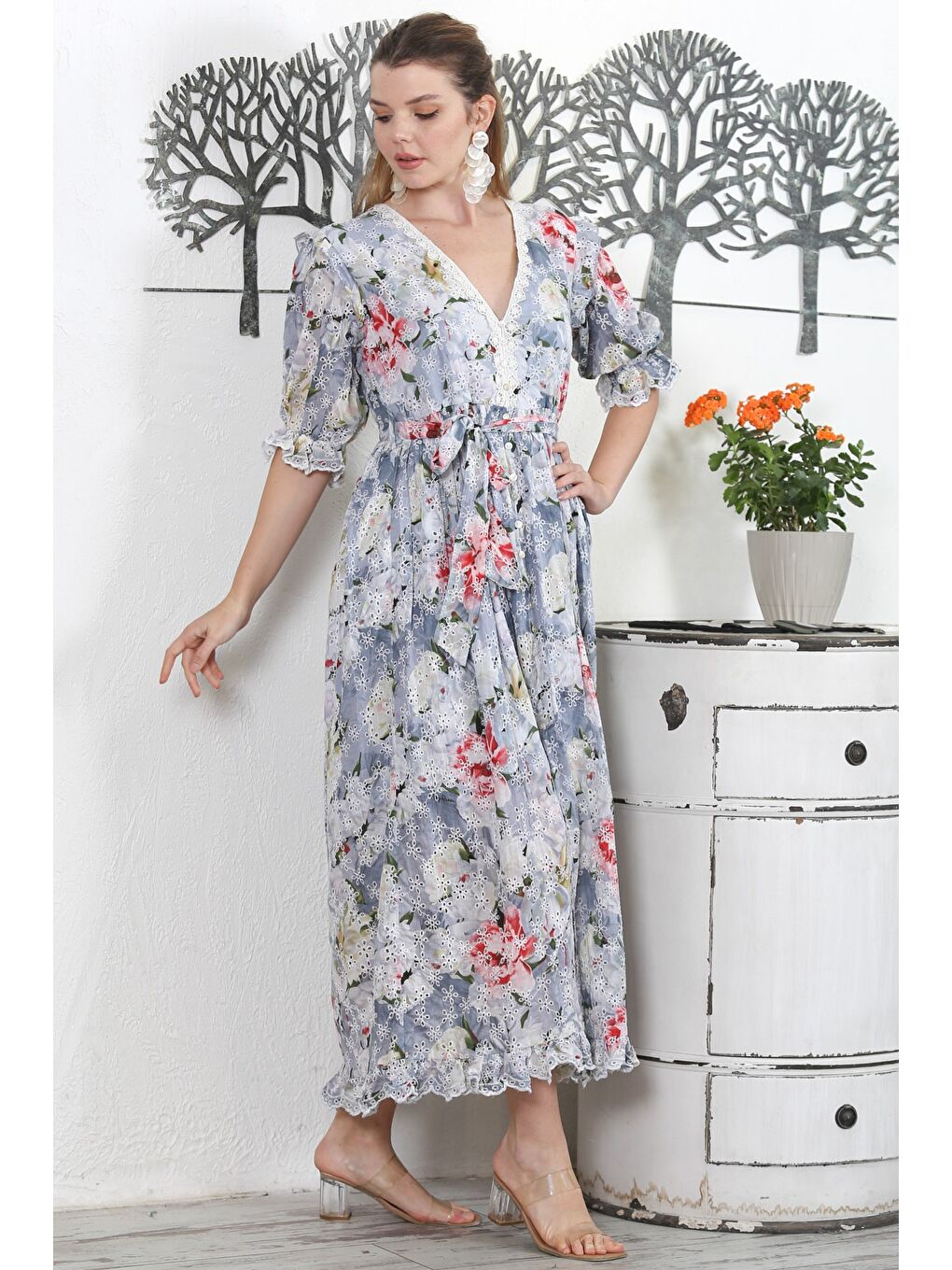 Bej-Mavi V Yaka Çiçekli Düğmeli Astarlı Kol Ve Etek Ucu Fırfırlı Dokuma Tasarım Fistolu Elbise-6