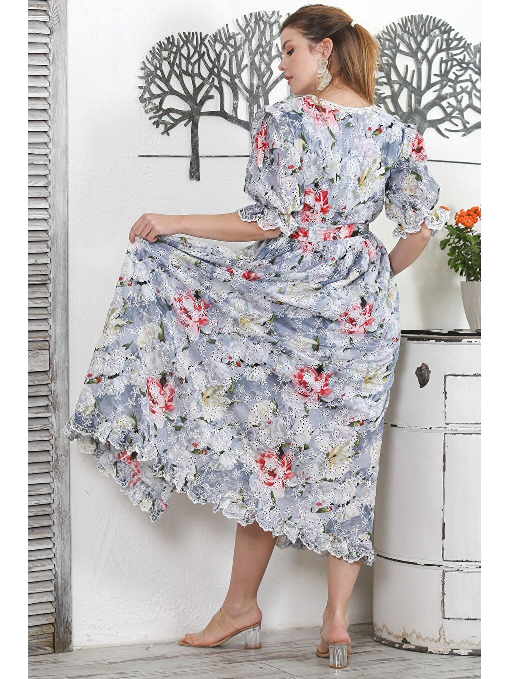 Bej-Mavi V Yaka Çiçekli Düğmeli Astarlı Kol Ve Etek Ucu Fırfırlı Dokuma Tasarım Fistolu Elbise-7