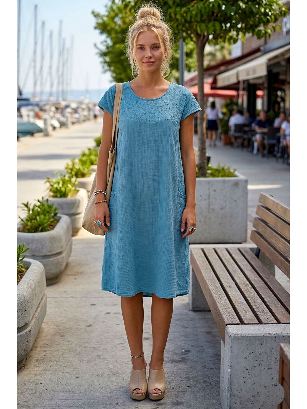 Açık Mavi Havuz Yaka Düşük Kol Cepli Kol Roba Ve Yanları Brodeli Casual Müslin Dokuma Elbise 100 55-1