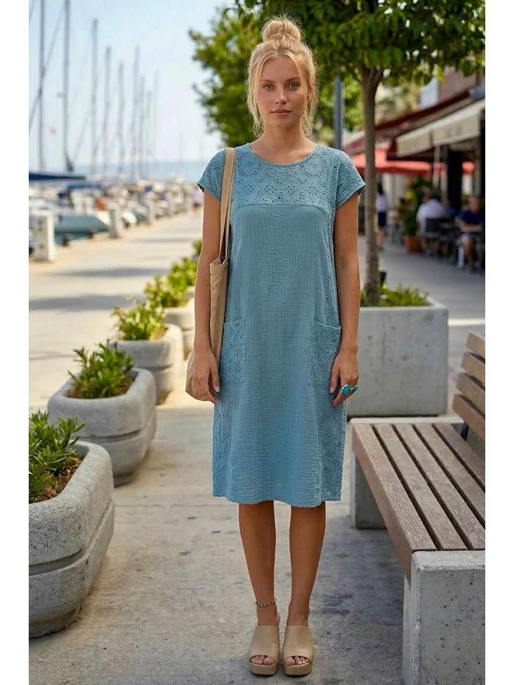 Açık Mavi Havuz Yaka Düşük Kol Cepli Kol Roba Ve Yanları Brodeli Casual Müslin Dokuma Elbise 100 55-2