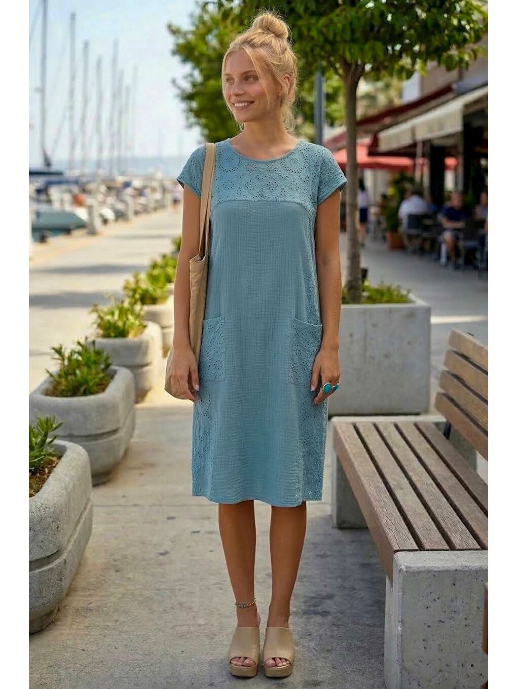 Açık Mavi Havuz Yaka Düşük Kol Cepli Kol Roba Ve Yanları Brodeli Casual Müslin Dokuma Elbise 100 55-3