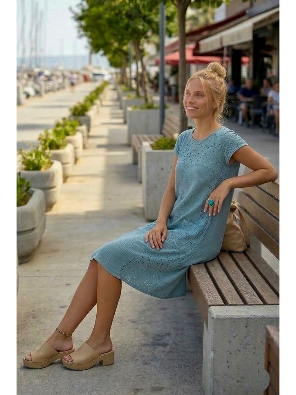 Açık Mavi Havuz Yaka Düşük Kol Cepli Kol Roba Ve Yanları Brodeli Casual Müslin Dokuma Elbise 100 55-4