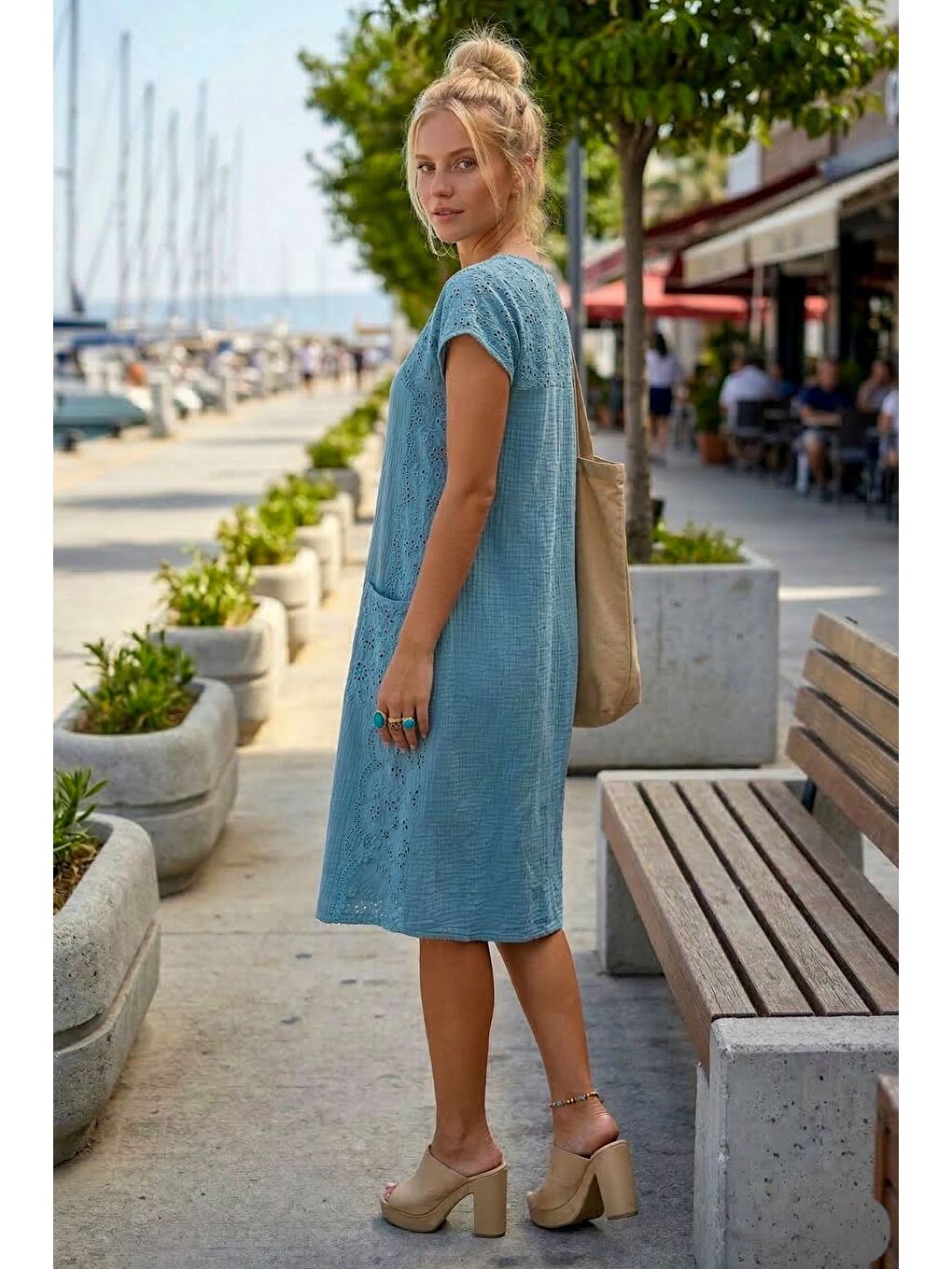 Açık Mavi Havuz Yaka Düşük Kol Cepli Kol Roba Ve Yanları Brodeli Casual Müslin Dokuma Elbise 100 55-5