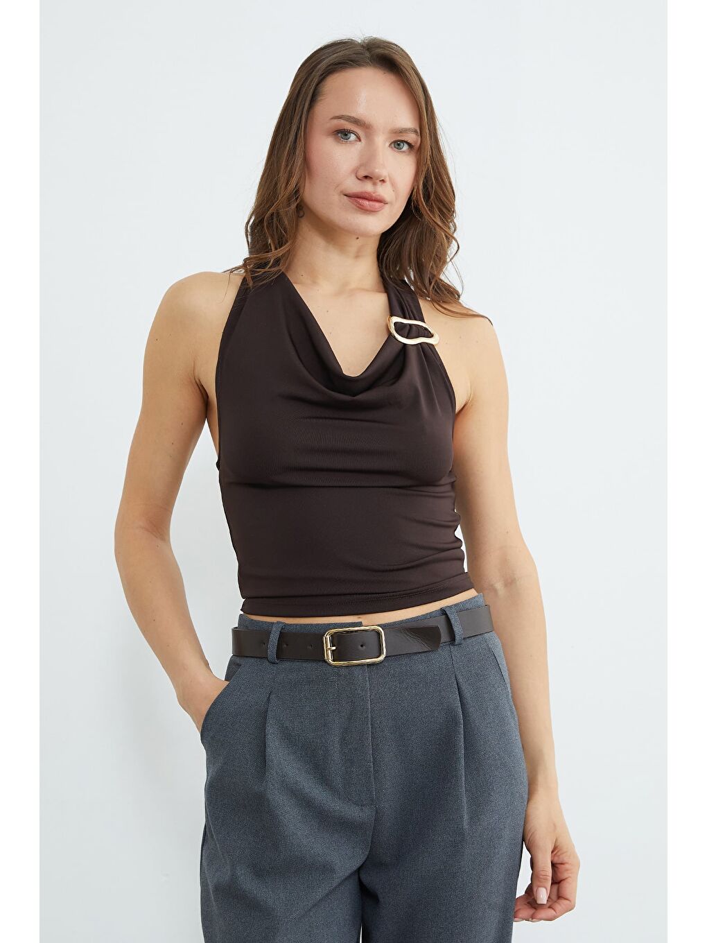 Kahverengi Boyundan Geçmeli Tokalı Bluz