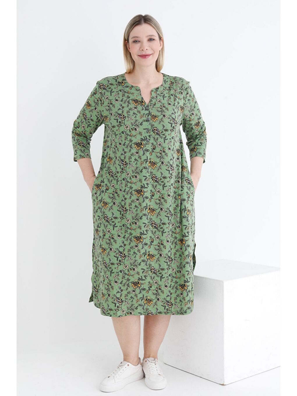 Yeşil Desenli Düğmeli Pamuklu Cepli V Yaka Truvakar Kollu Kadın Büyük Beden Elbise