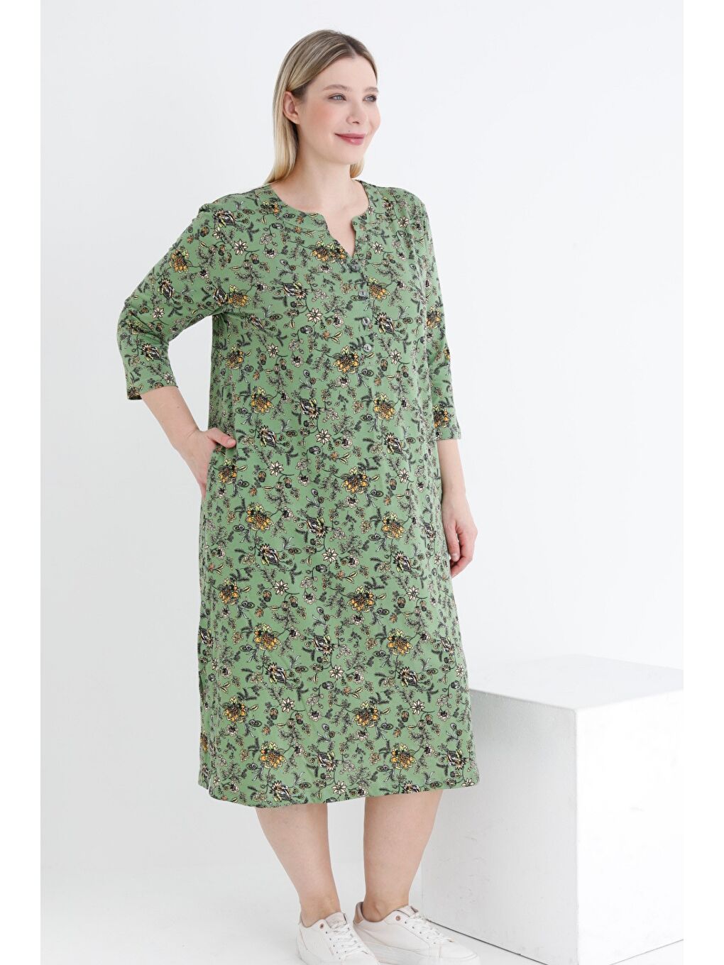 Yeşil Desenli Düğmeli Pamuklu Cepli V Yaka Truvakar Kollu Kadın Büyük Beden Elbise-1