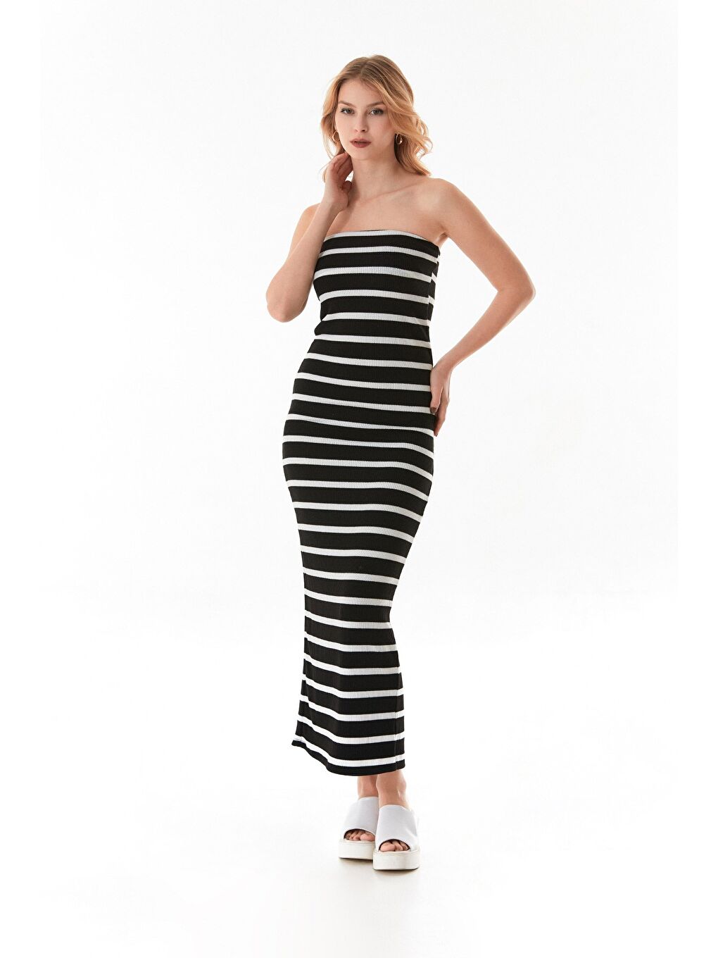 Siyah Çizgili Yırtmaçlı Triko Straplez Elbise