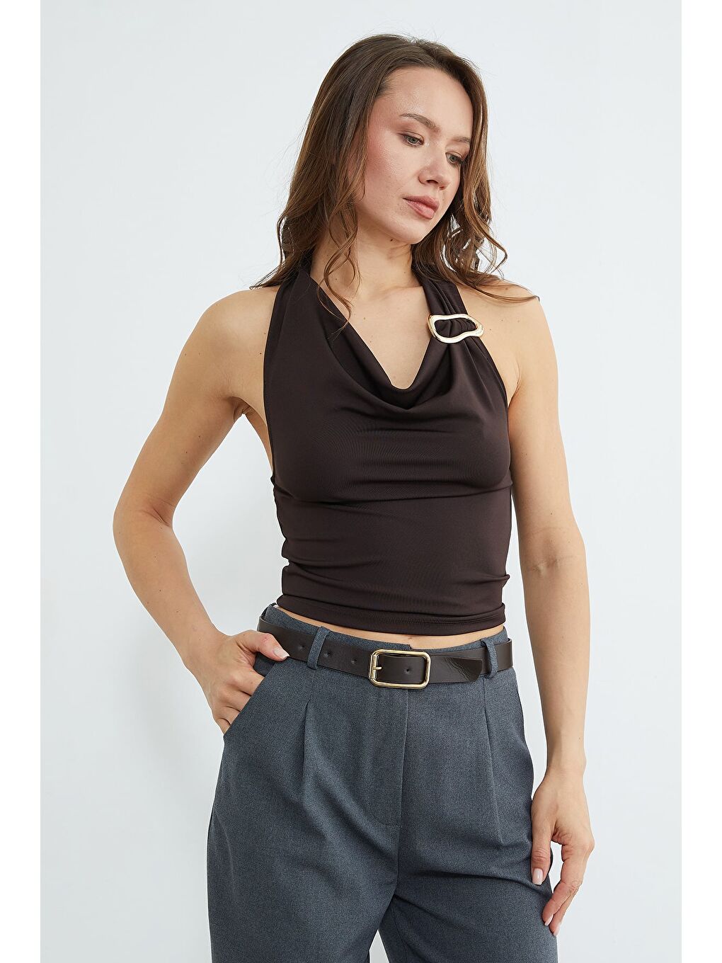 Kahverengi Boyundan Geçmeli Tokalı Bluz-1