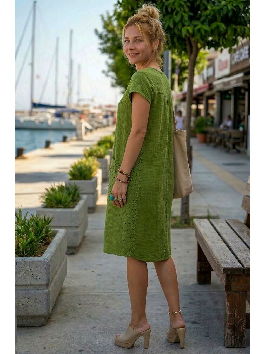 Yeşil Havuz Yaka Düşük Kol Cepli Kol Roba Ve Yanları Brodeli Casual Müslin Dokuma Elbise 100 55-2