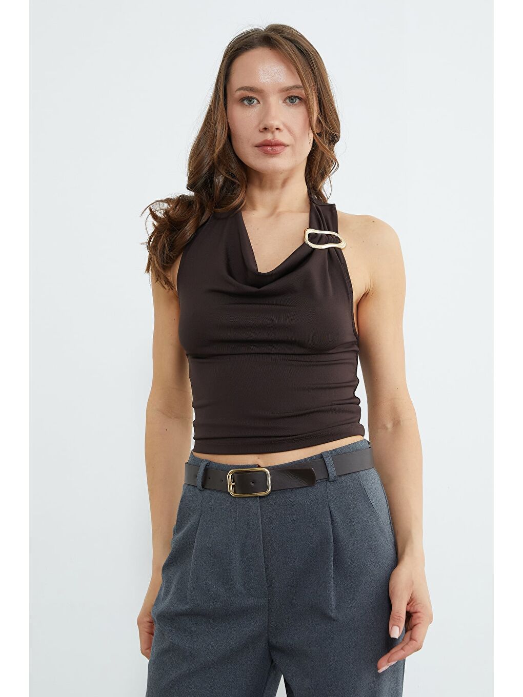 Kahverengi Boyundan Geçmeli Tokalı Bluz-2