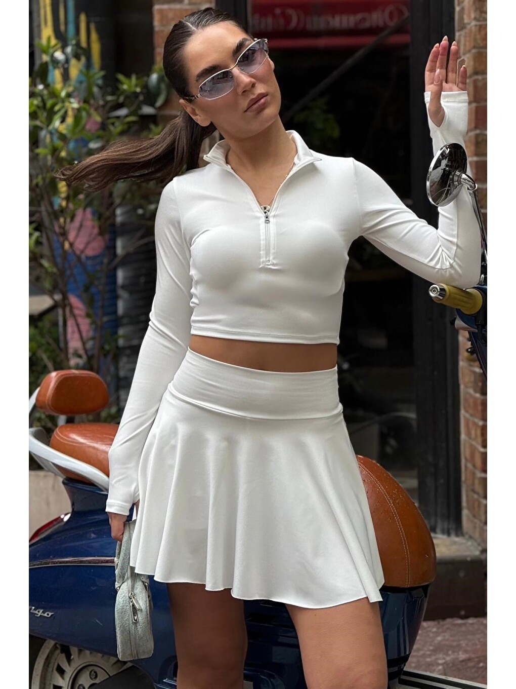 Beyaz Parmak Geçirme Detaylı Slim Fit Crop