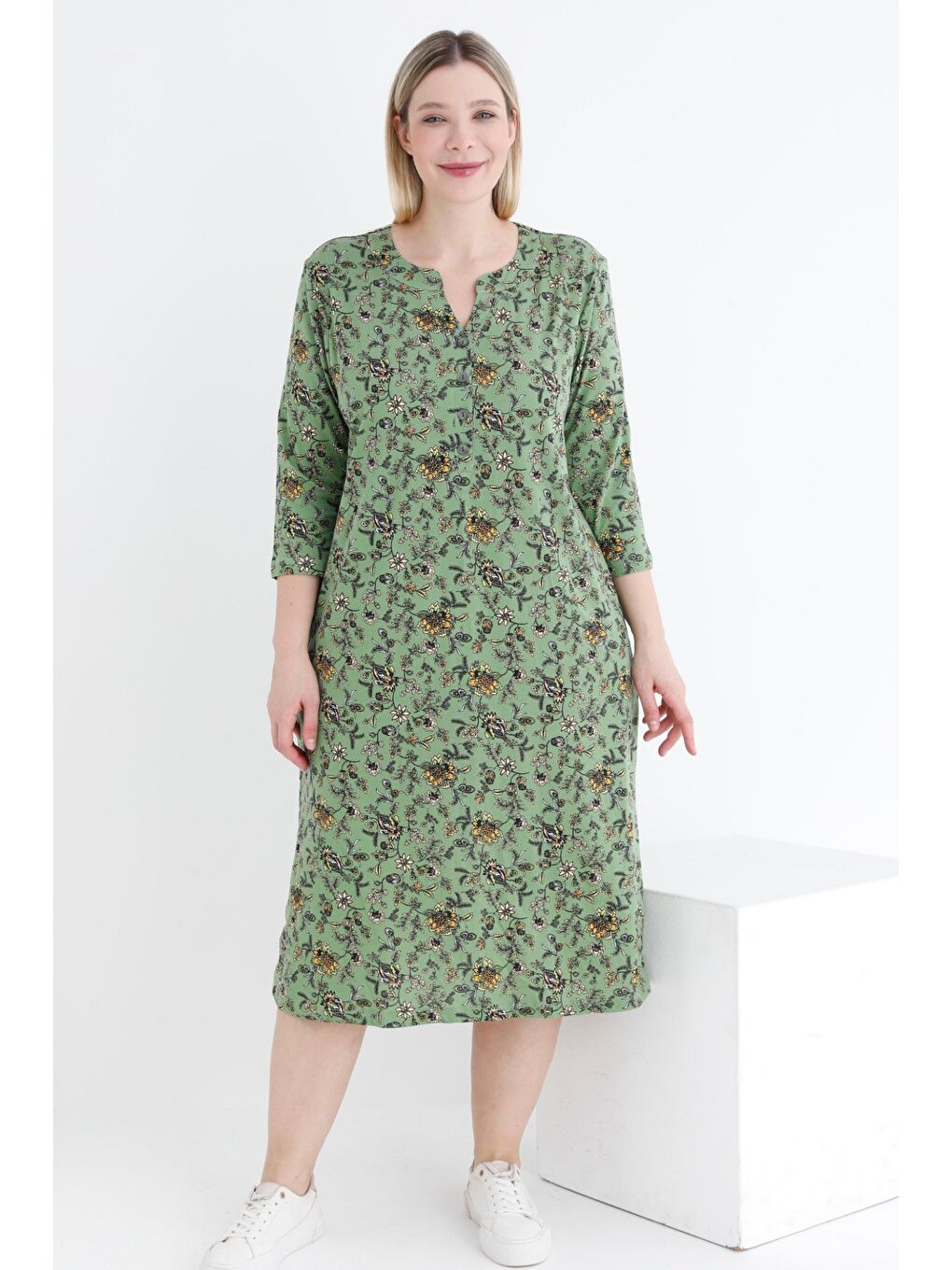 Yeşil Desenli Düğmeli Pamuklu Cepli V Yaka Truvakar Kollu Kadın Büyük Beden Elbise-2