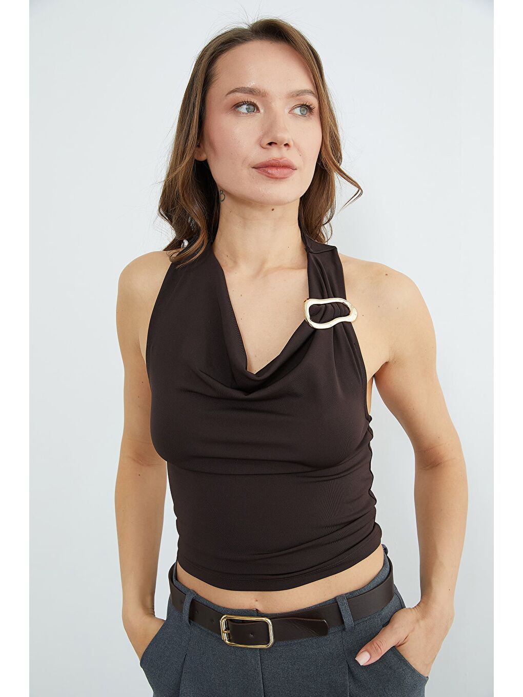 Kahverengi Boyundan Geçmeli Tokalı Bluz-3