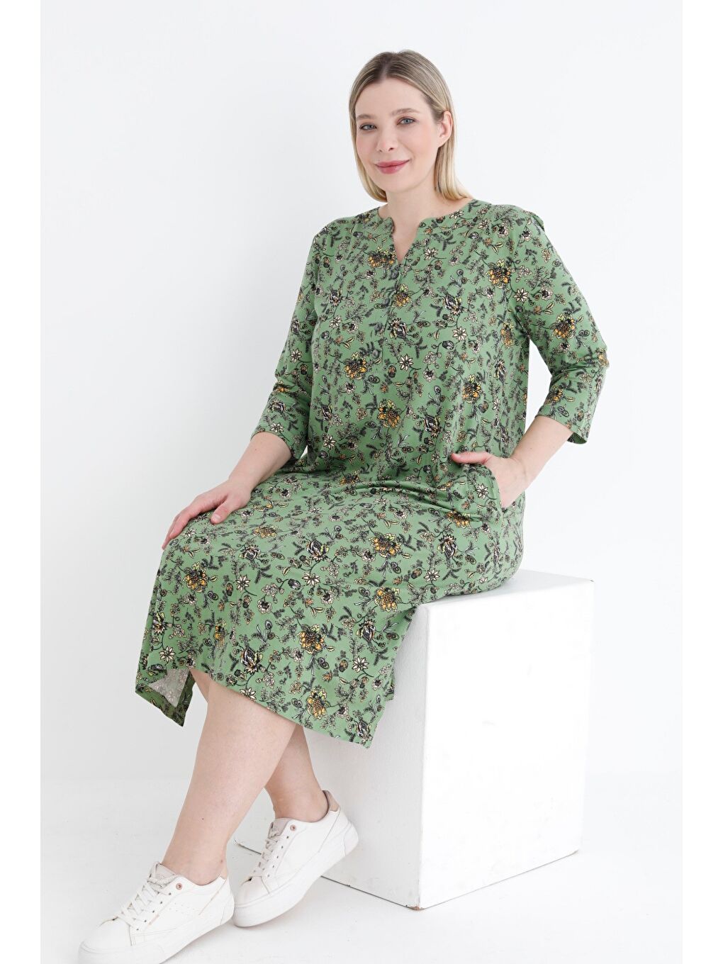 Yeşil Desenli Düğmeli Pamuklu Cepli V Yaka Truvakar Kollu Kadın Büyük Beden Elbise-3