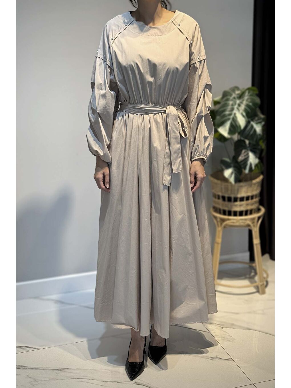 Bej Kolları Katlama Büzgü Aksesuar Detaylı Belden Lastikli Paper Touch Elbise 5747 Taş