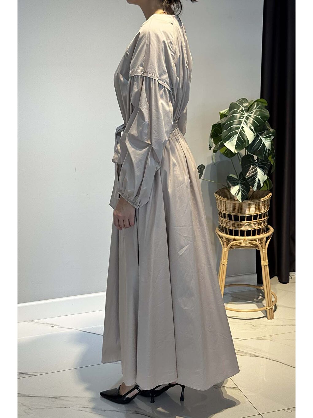 Bej Kolları Katlama Büzgü Aksesuar Detaylı Belden Lastikli Paper Touch Elbise 5747 Taş-1