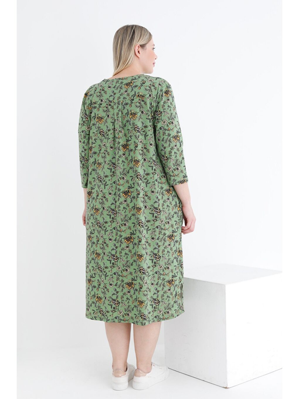Yeşil Desenli Düğmeli Pamuklu Cepli V Yaka Truvakar Kollu Kadın Büyük Beden Elbise-5