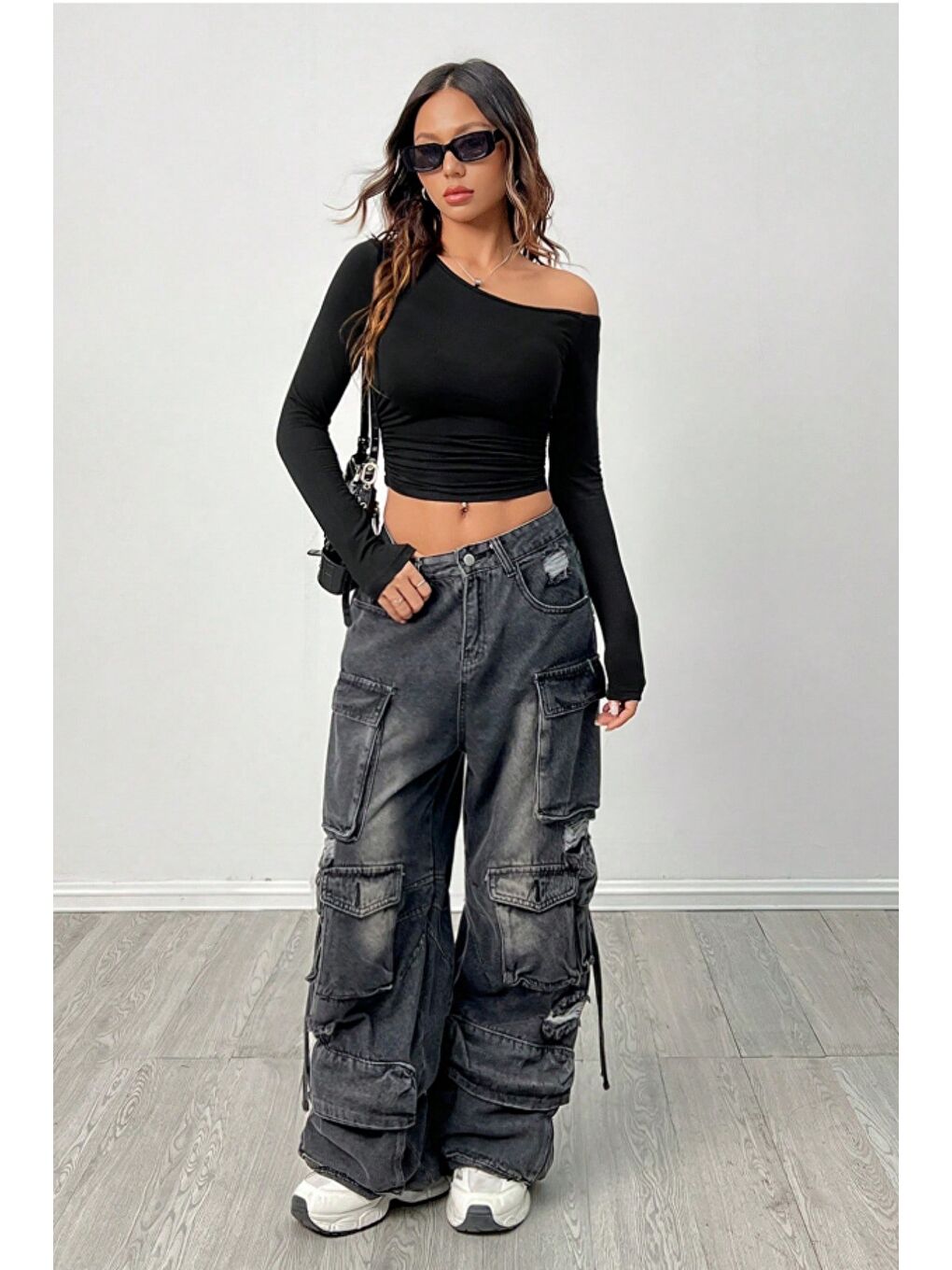 Siyah Kadın Asimetrik Yaka Uzun Kollu Crop T-Shirt Beyaz-2