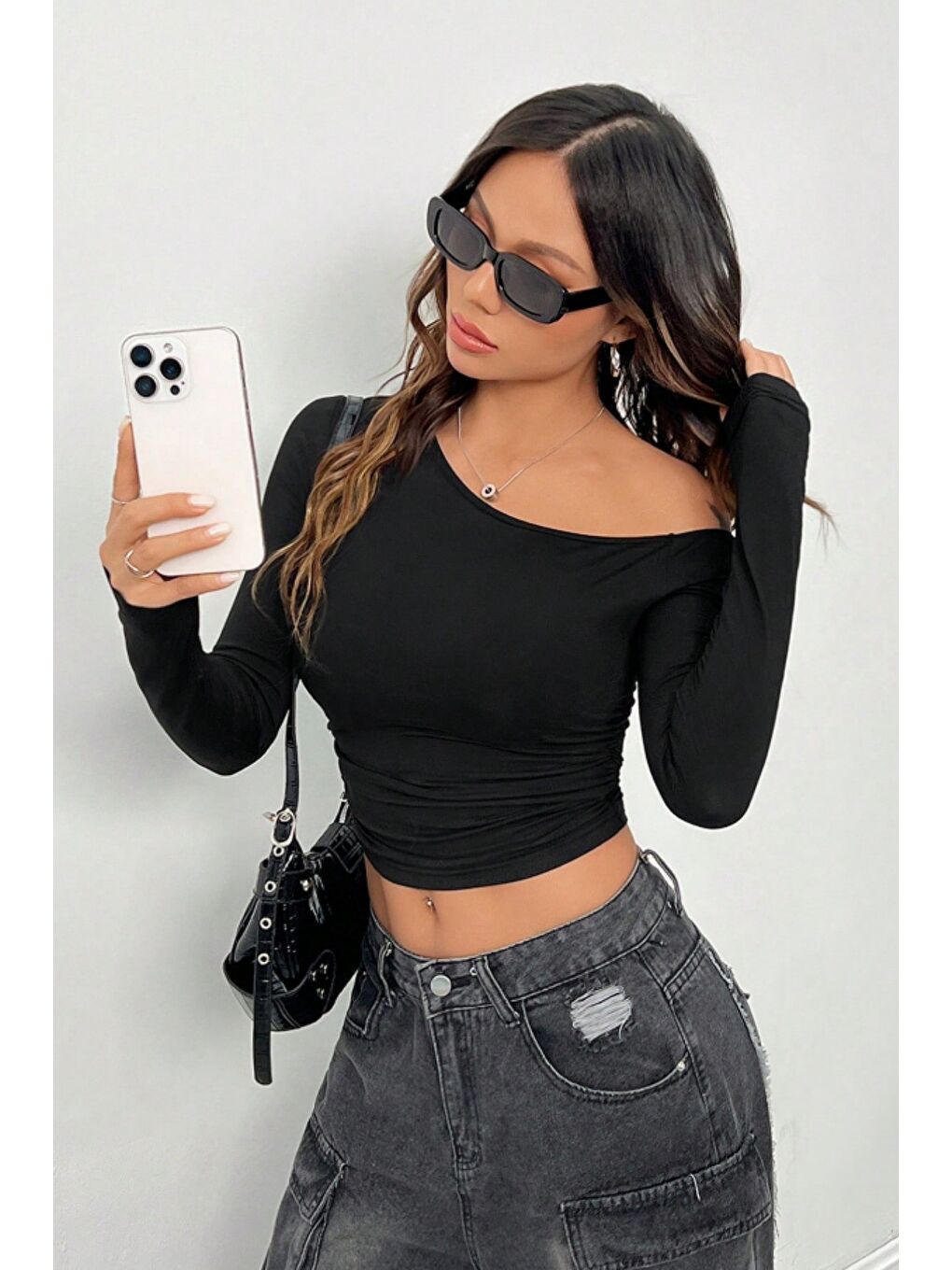 Siyah Kadın Asimetrik Yaka Uzun Kollu Crop T-Shirt Beyaz-4