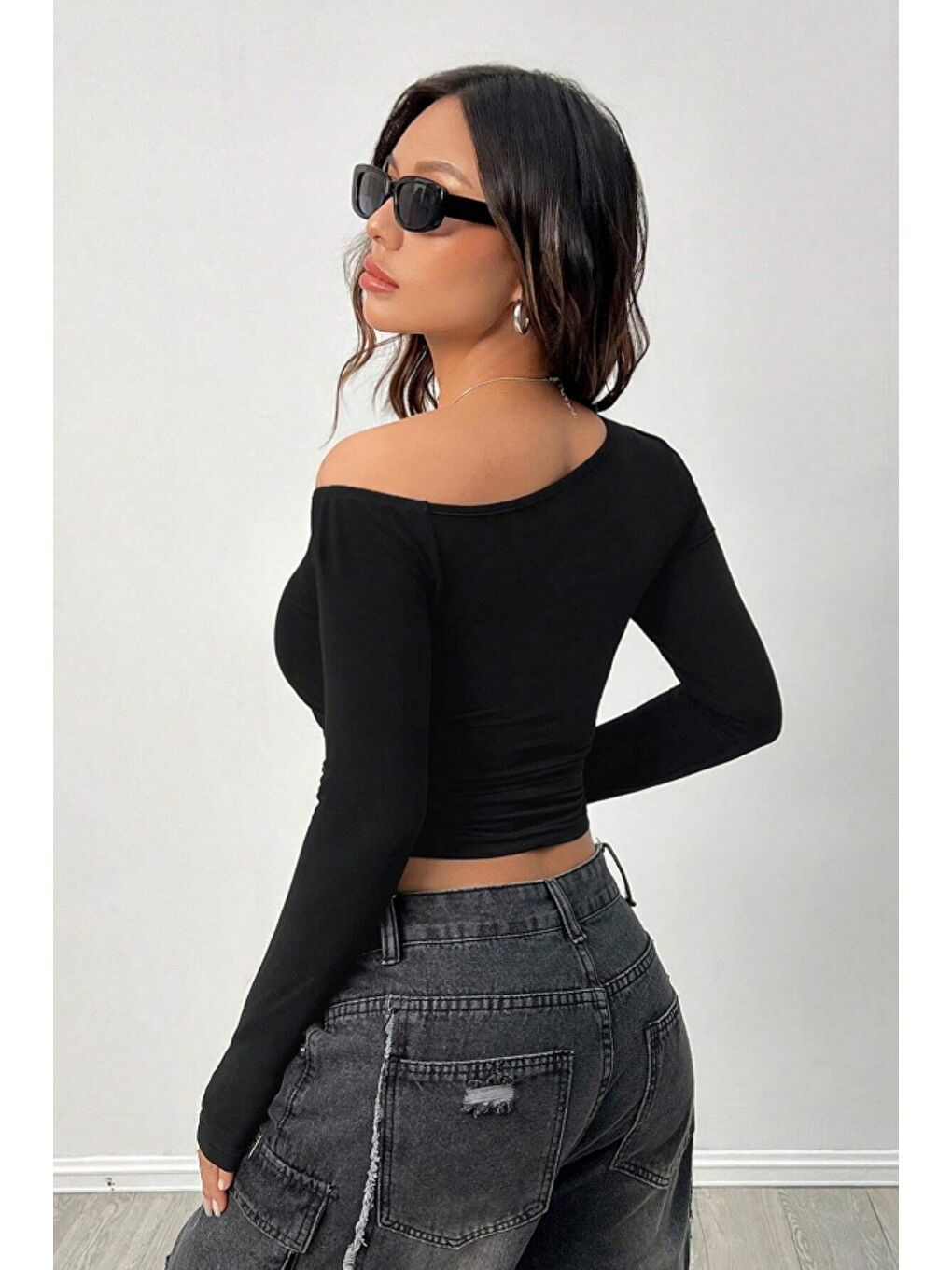 Siyah Kadın Asimetrik Yaka Uzun Kollu Crop T-Shirt Beyaz-5