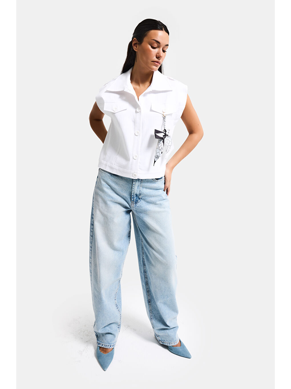 Kadın Beyaz Aksesuar Detaylı Oversize Tasarım Yelek-2