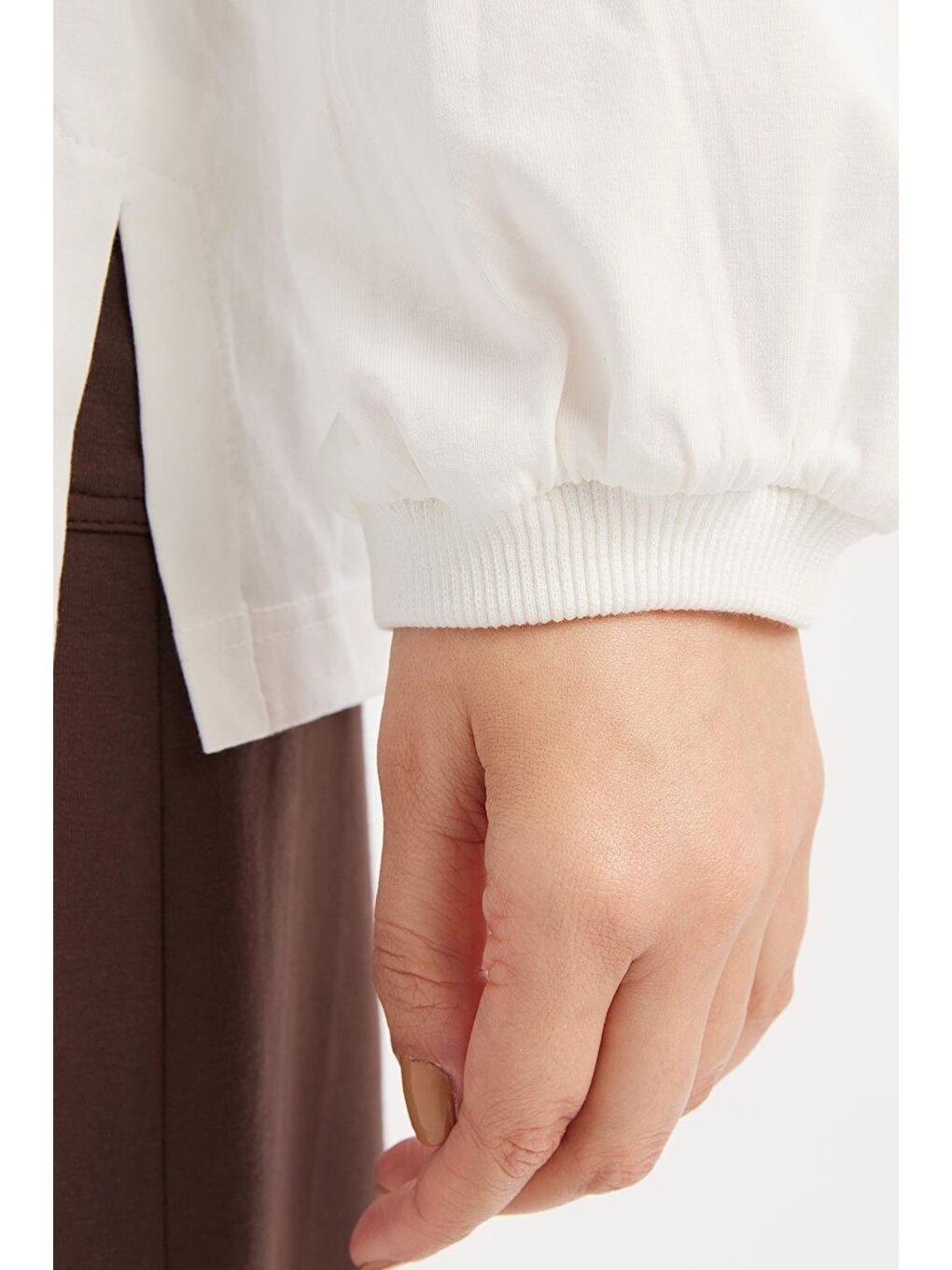 Ekru-Bisiklet Yaka Kol Ucu Büzgülü Elastanlı Pamuklu Bluz-3