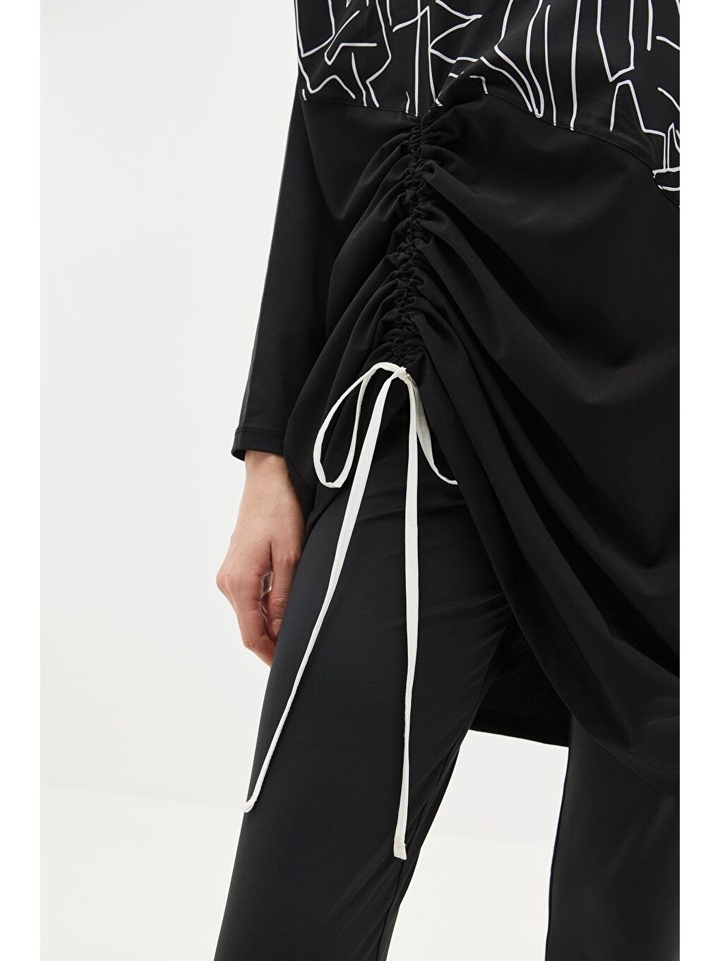 Desenli Rahat Kesim 4'Lü Tesettür Mayo 6297 Siyah/Beyaz-10