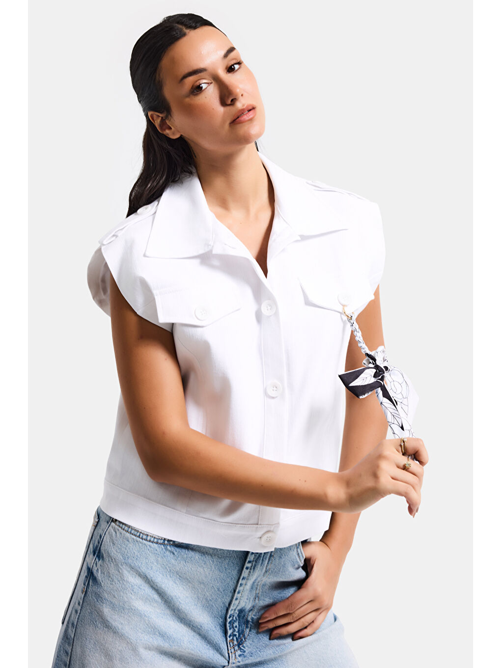 Kadın Beyaz Aksesuar Detaylı Oversize Tasarım Yelek-5