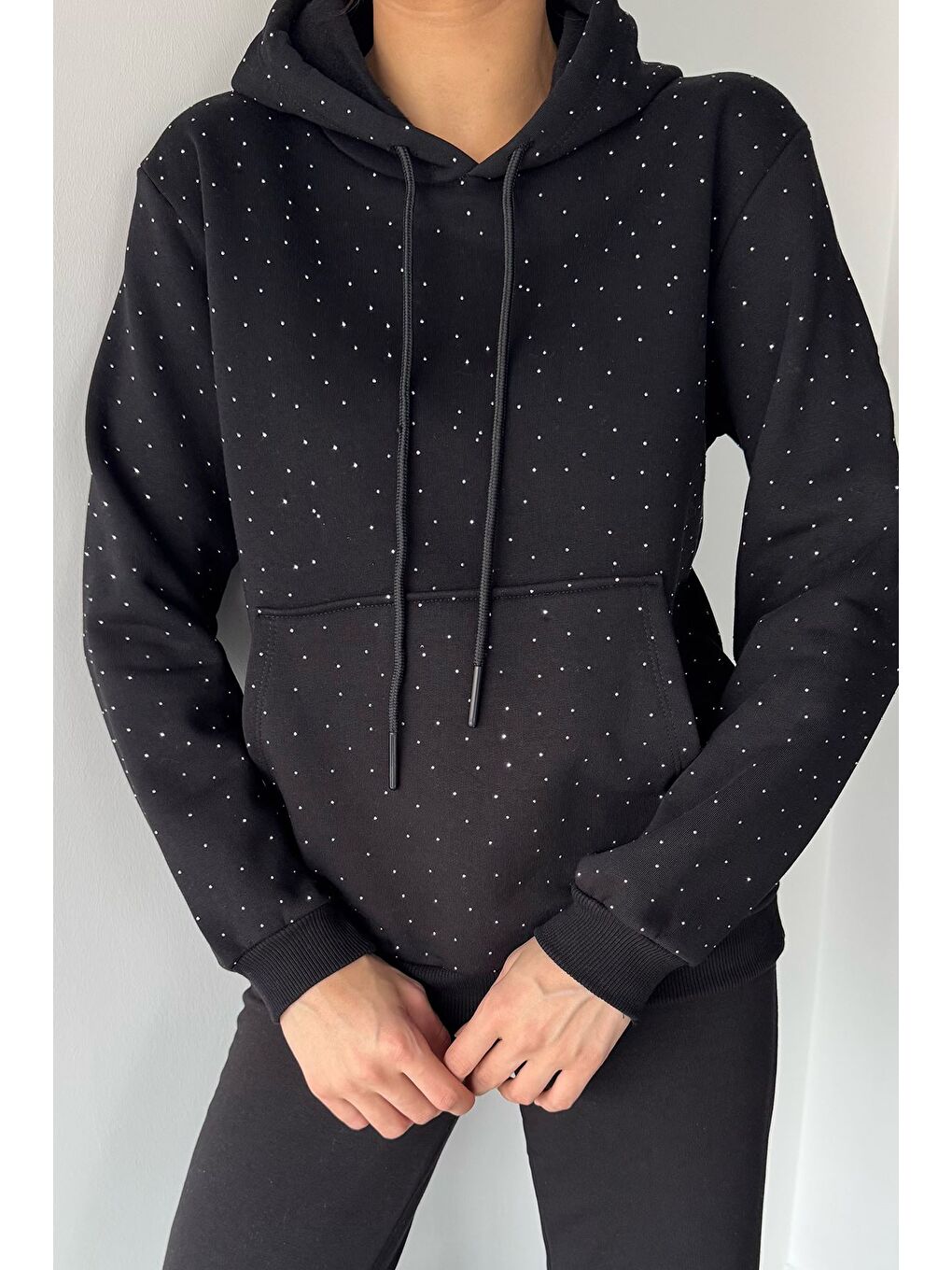 Siyah Kadın Şardonlu Kanguru Cepli Kapüşonlu Taş İşlemeli Sweatshirt