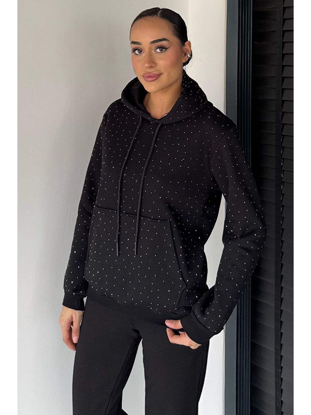 Siyah Kadın Şardonlu Kanguru Cepli Kapüşonlu Taş İşlemeli Sweatshirt-1