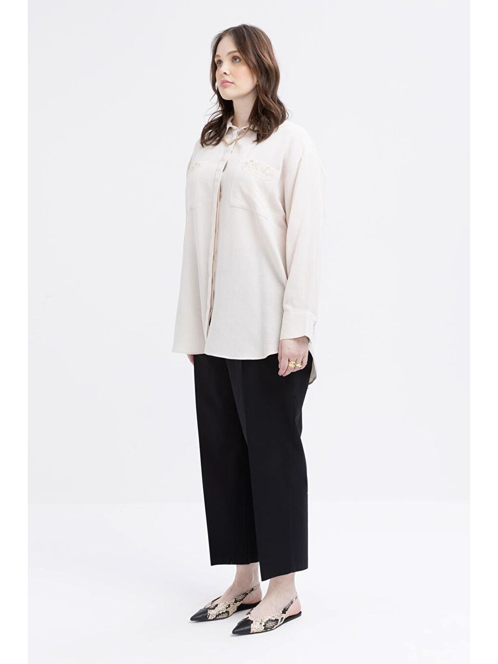 Bej Taş-Cepli Nakış Detaylı Büyük Beden Keten Gömlek-2