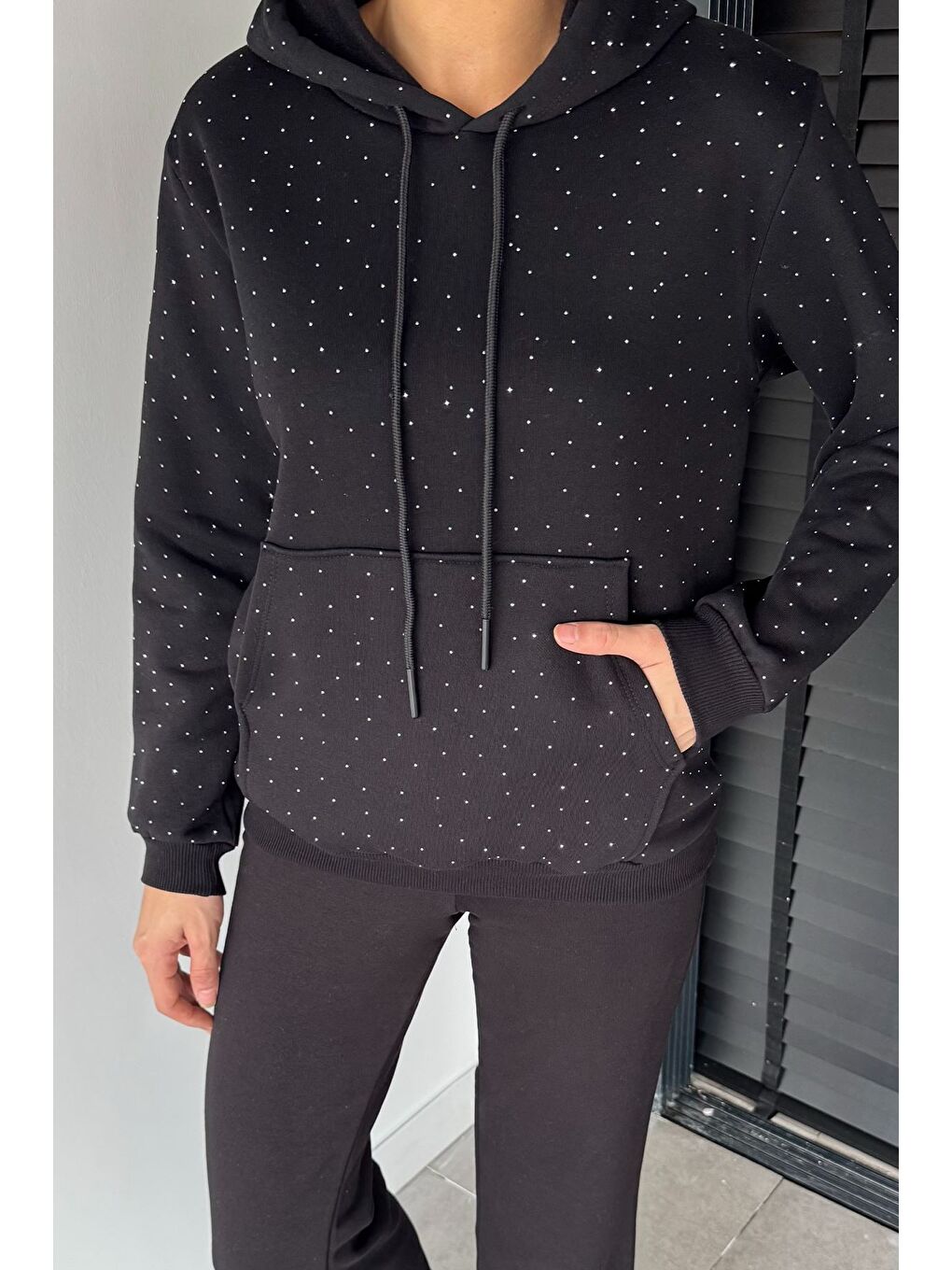 Siyah Kadın Şardonlu Kanguru Cepli Kapüşonlu Taş İşlemeli Sweatshirt-2