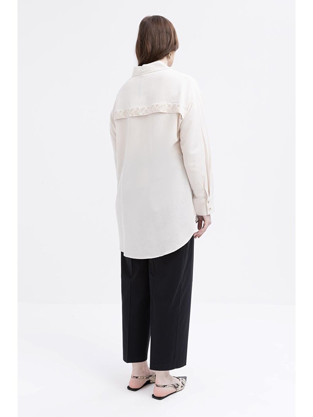 Bej Taş-Cepli Nakış Detaylı Büyük Beden Keten Gömlek-3