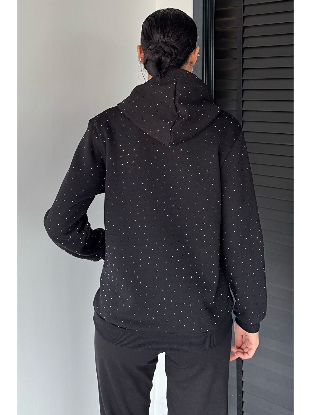 Siyah Kadın Şardonlu Kanguru Cepli Kapüşonlu Taş İşlemeli Sweatshirt-3