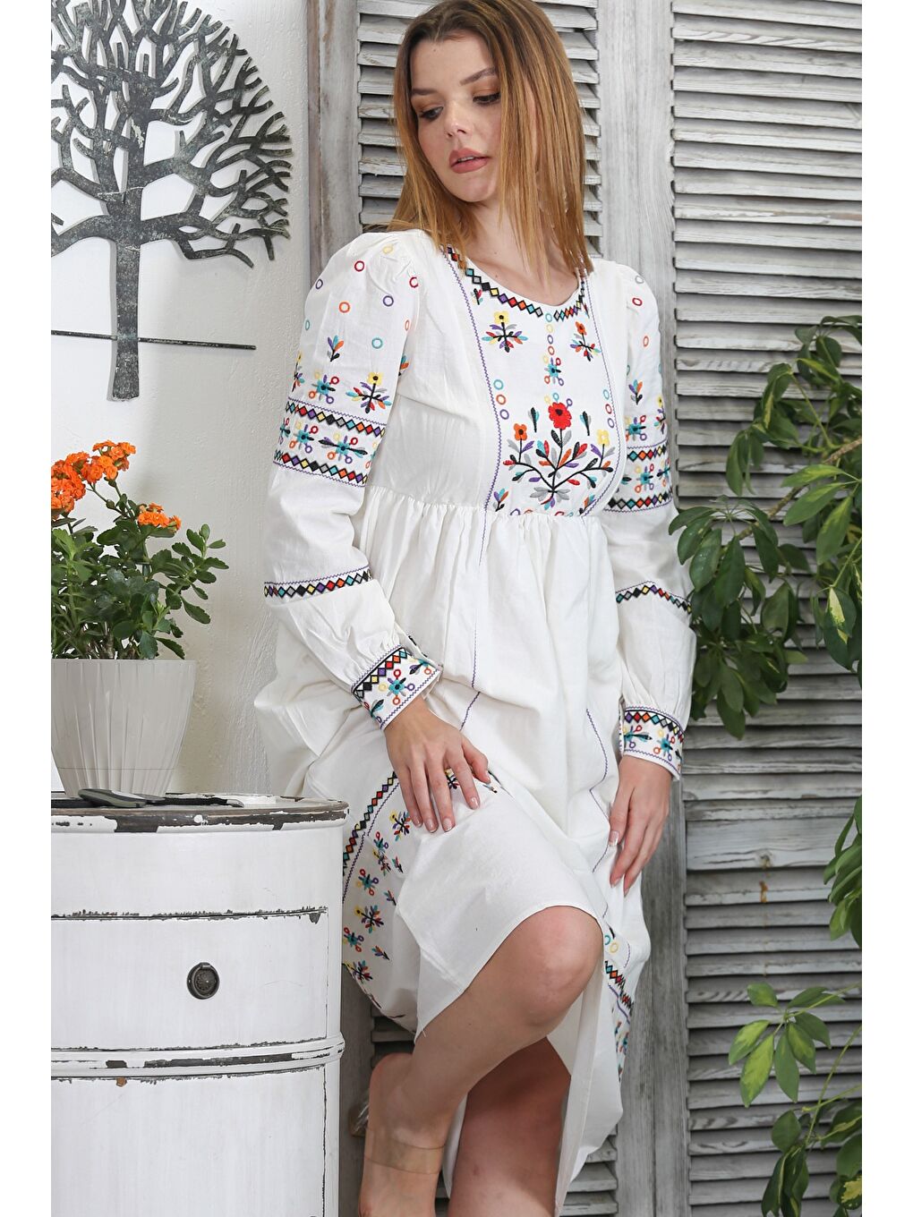 Beyaz Yuvarlak Yaka Balon Kol Astarlı Nakışlı Dokuma Lastikli Bel Casual Elbise