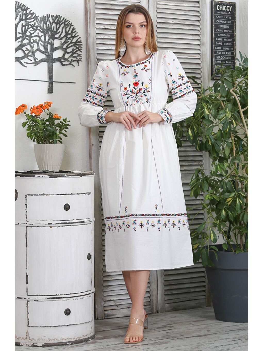 Beyaz Yuvarlak Yaka Balon Kol Astarlı Nakışlı Dokuma Lastikli Bel Casual Elbise-4