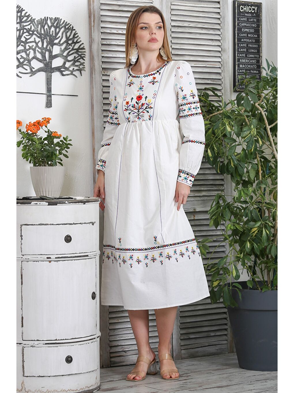 Beyaz Yuvarlak Yaka Balon Kol Astarlı Nakışlı Dokuma Lastikli Bel Casual Elbise-5