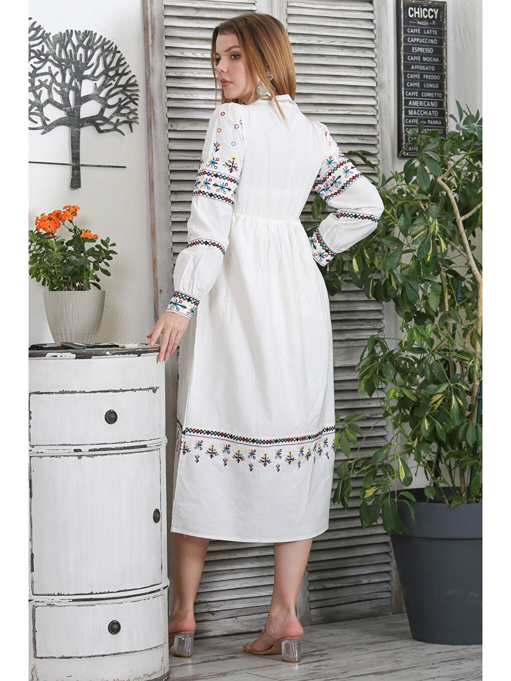 Beyaz Yuvarlak Yaka Balon Kol Astarlı Nakışlı Dokuma Lastikli Bel Casual Elbise-6