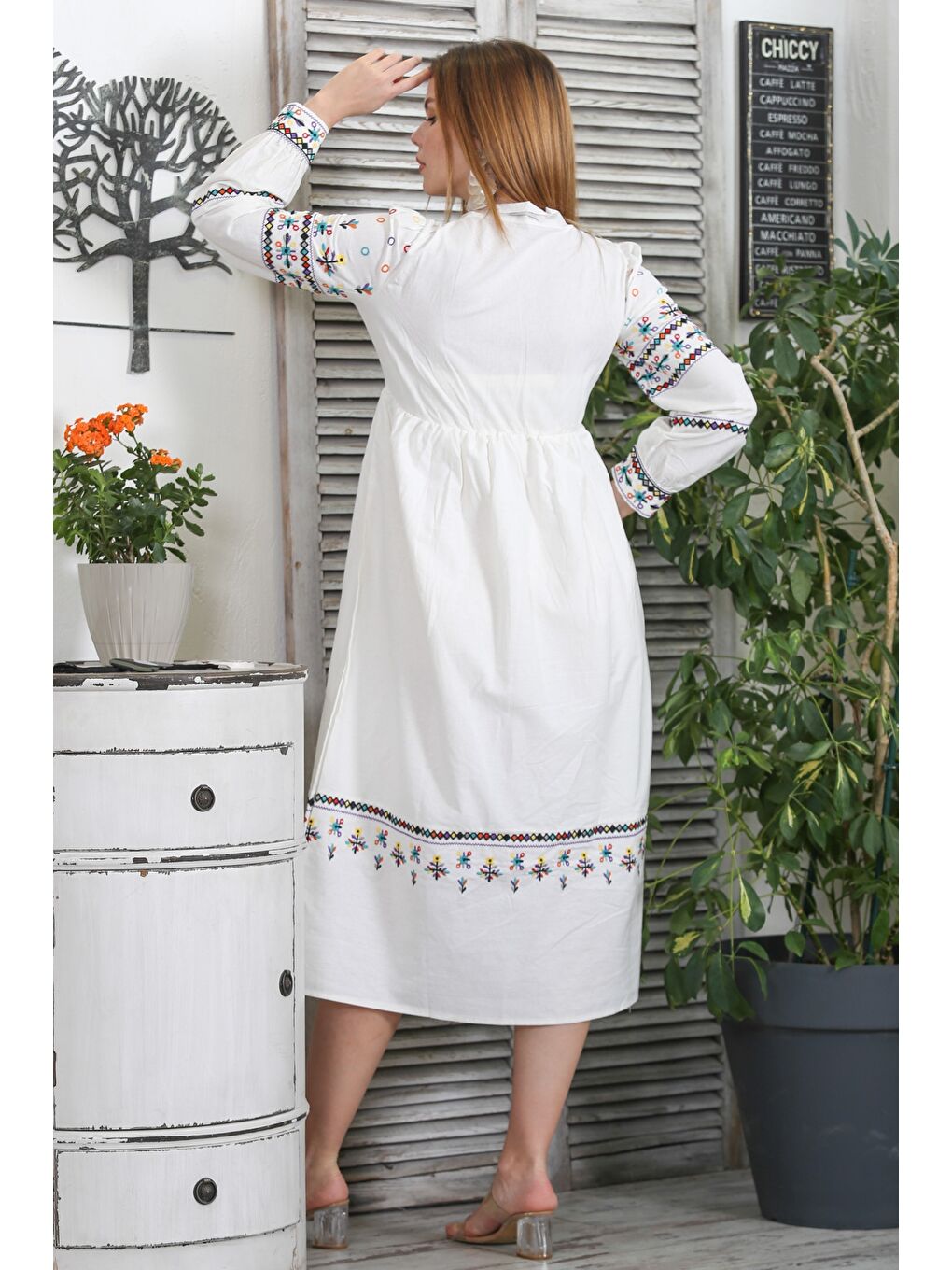 Beyaz Yuvarlak Yaka Balon Kol Astarlı Nakışlı Dokuma Lastikli Bel Casual Elbise-7