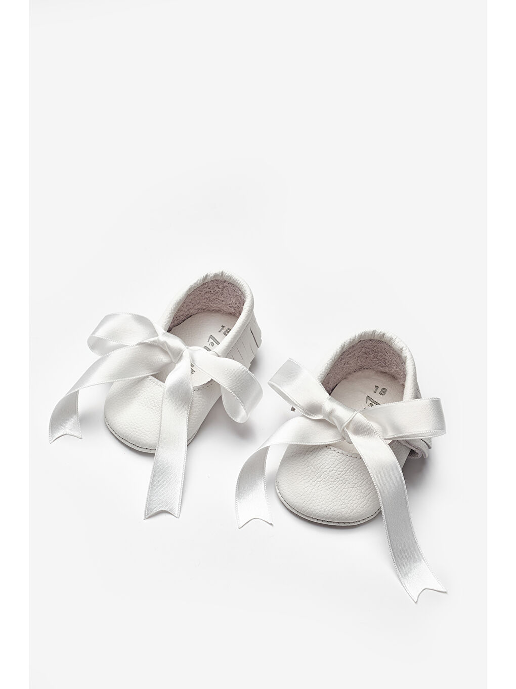 Beyaz Kurdele Detaylı Kız Bebek Deri Makosen