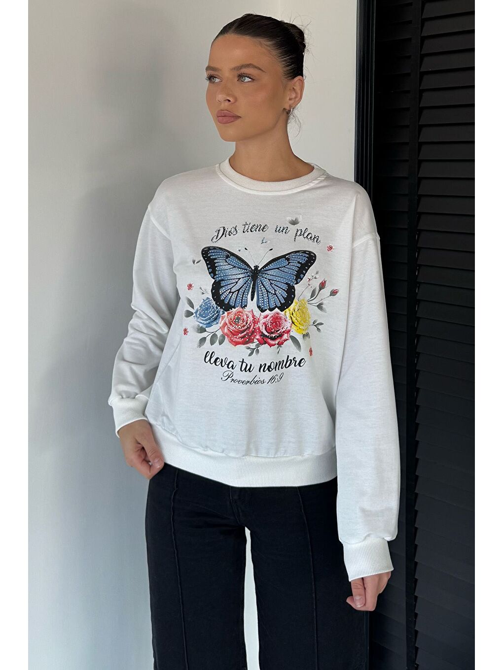 Ekru Kadın Bisiklet Yaka Kelebek Baskılı Taş İşlemeli Sweatshirt