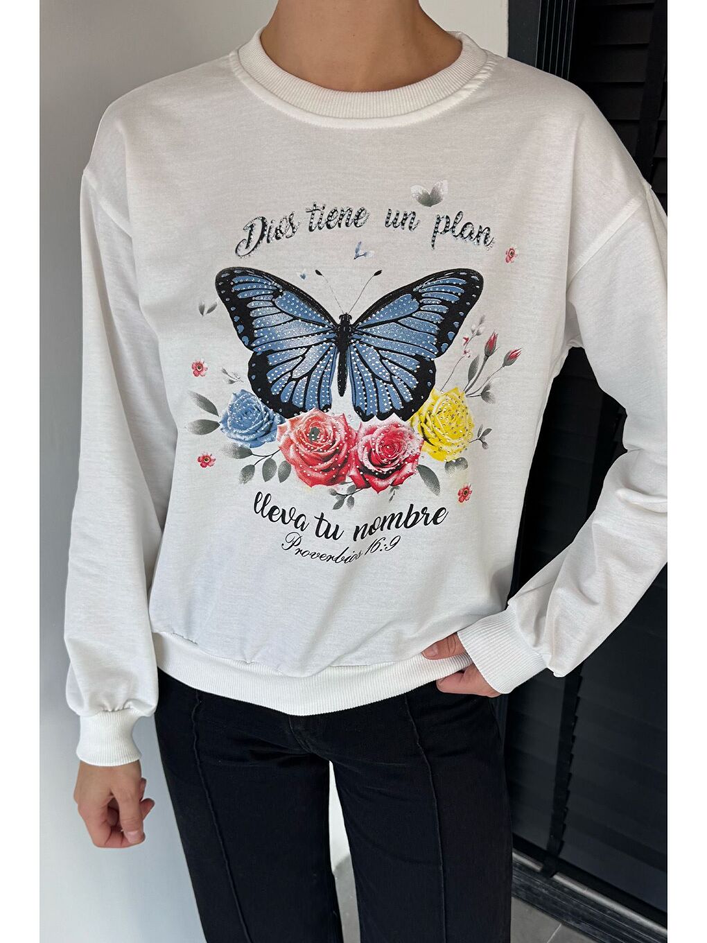 Ekru Kadın Bisiklet Yaka Kelebek Baskılı Taş İşlemeli Sweatshirt-1