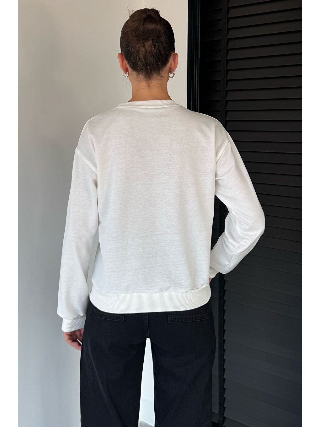 Ekru Kadın Bisiklet Yaka Kelebek Baskılı Taş İşlemeli Sweatshirt-3