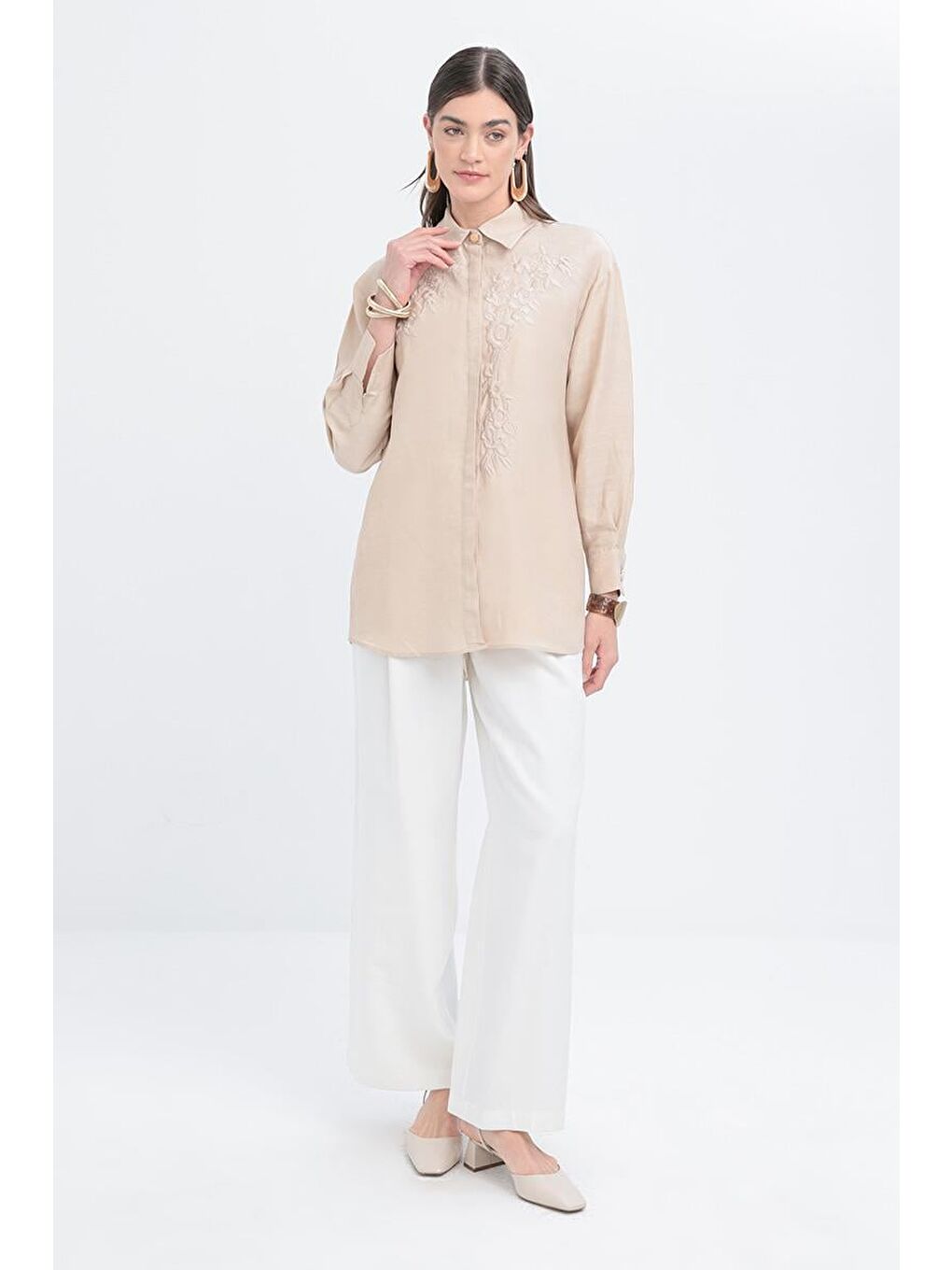 Bej-Nakışlı Keten Gömlek