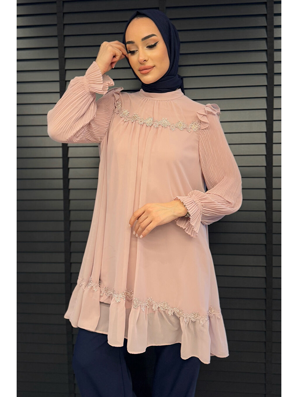 Pembe Tesettür Kol Piliseli Güpürlü Şifon Tunik-1
