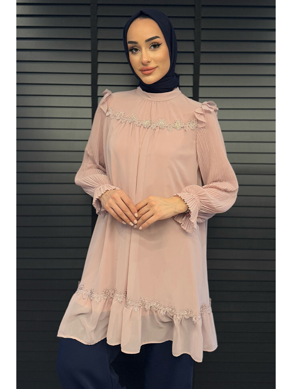 Pembe Tesettür Kol Piliseli Güpürlü Şifon Tunik-2
