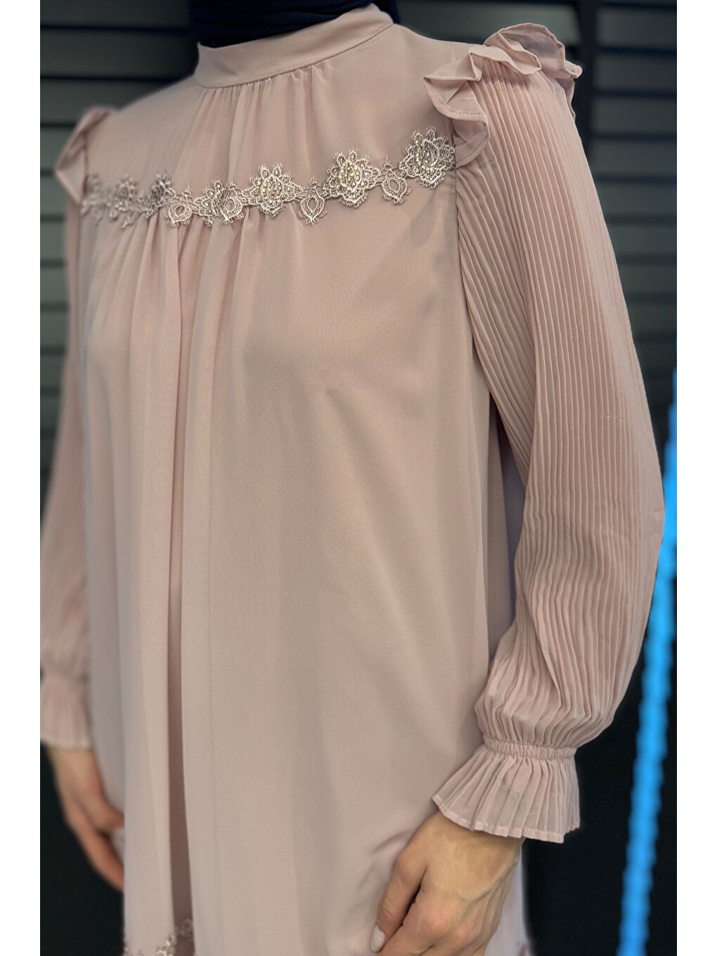 Pembe Tesettür Kol Piliseli Güpürlü Şifon Tunik-4