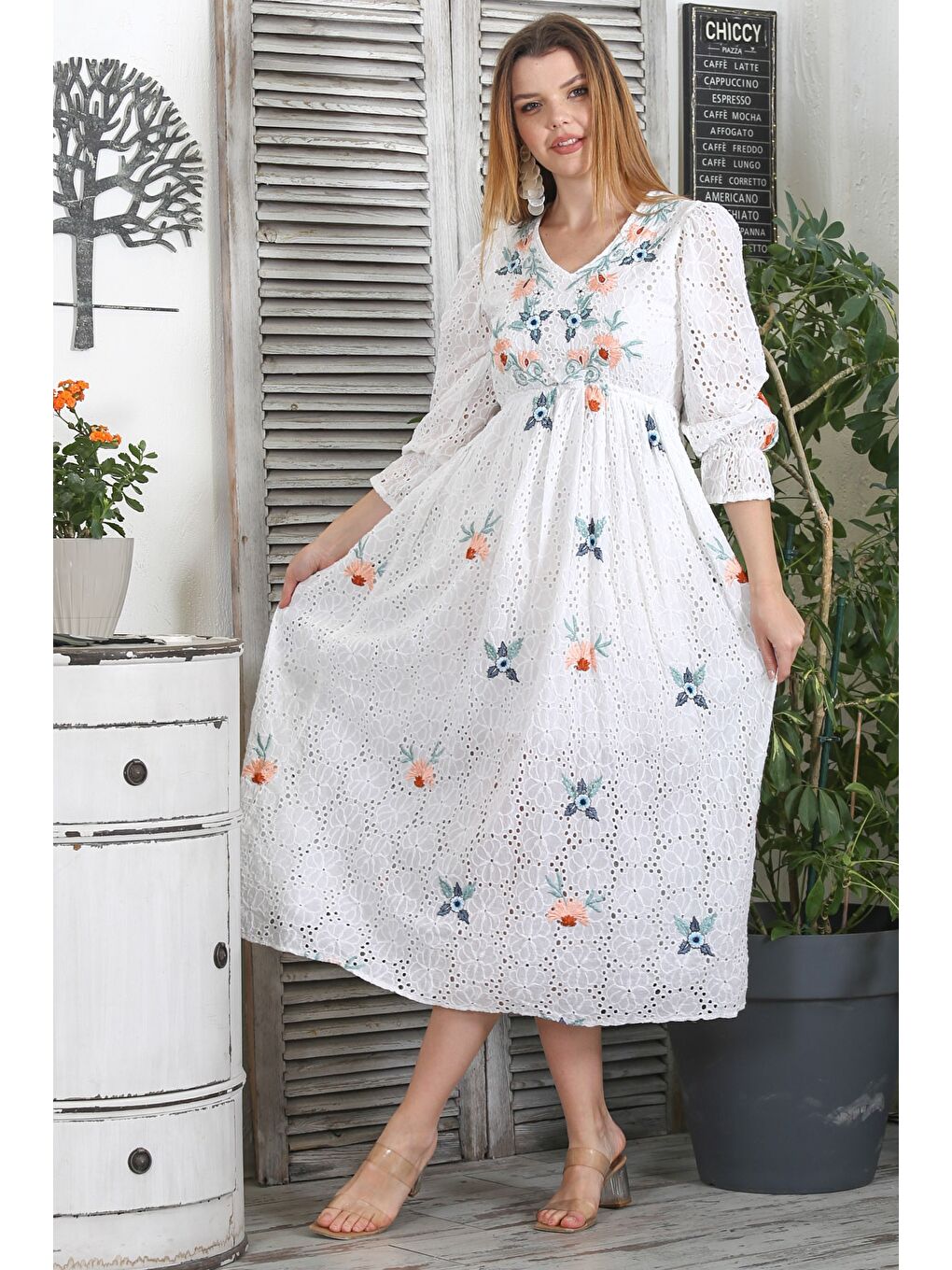 Beyaz V Yaka Balon Kol Astarlı Sırt Dekolteli Nakışlı Fistolu Dokuma Tasarım Elbise-5