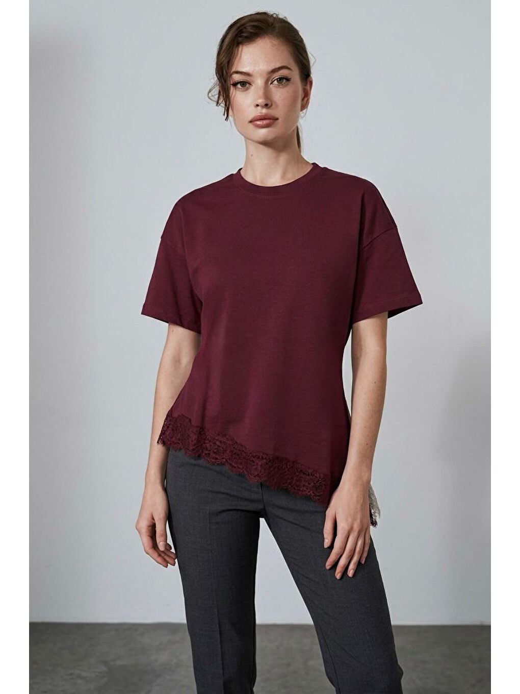 Bordo Dantel Detaylı Belden Oturtmalı Asimetrik Kadın Tişört Mg2719-3