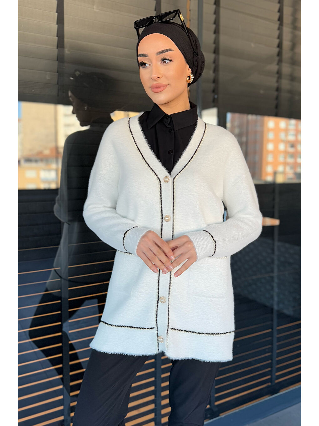 Beyaz Kadın Çift Cepli Ön Düğmeli Sakallı Tesettür Hırka-2